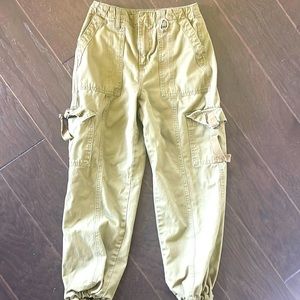 Forever 21 Green cargo pants with pockets